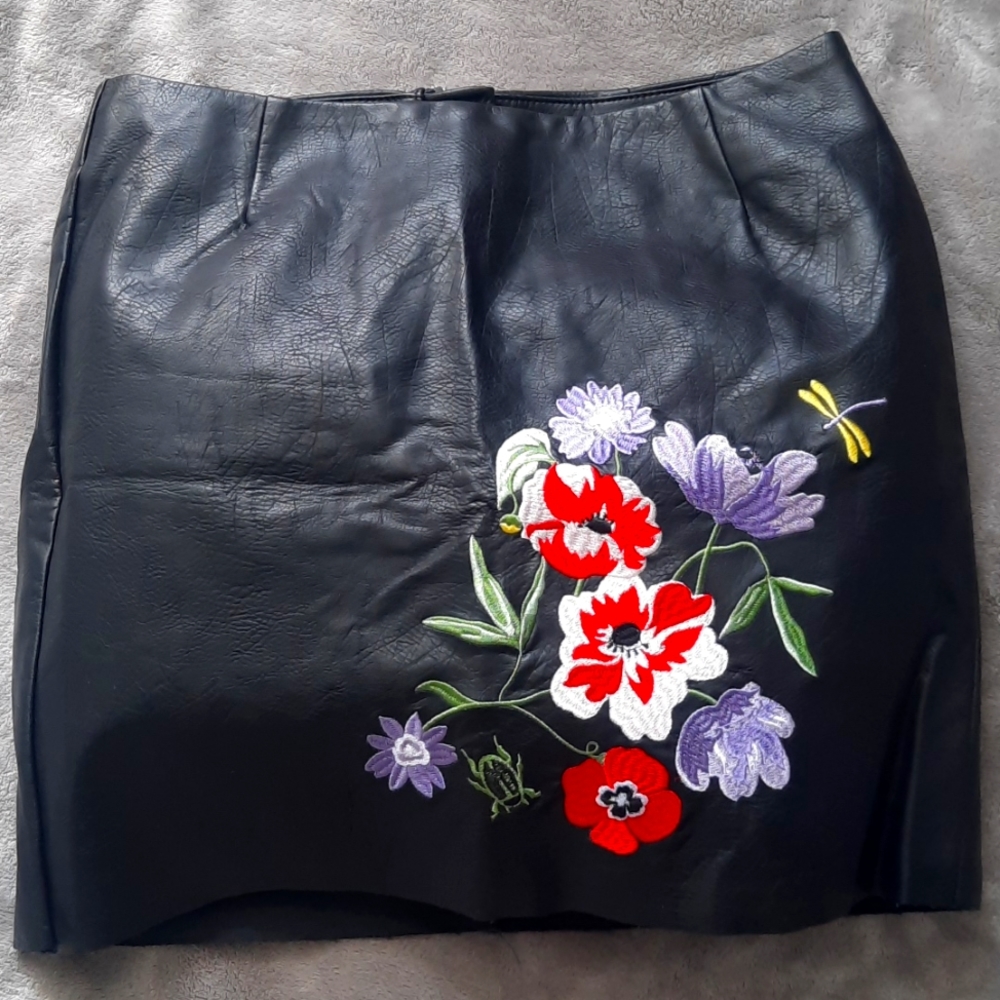 H&M floral, black, faux leather mini skirt, size M